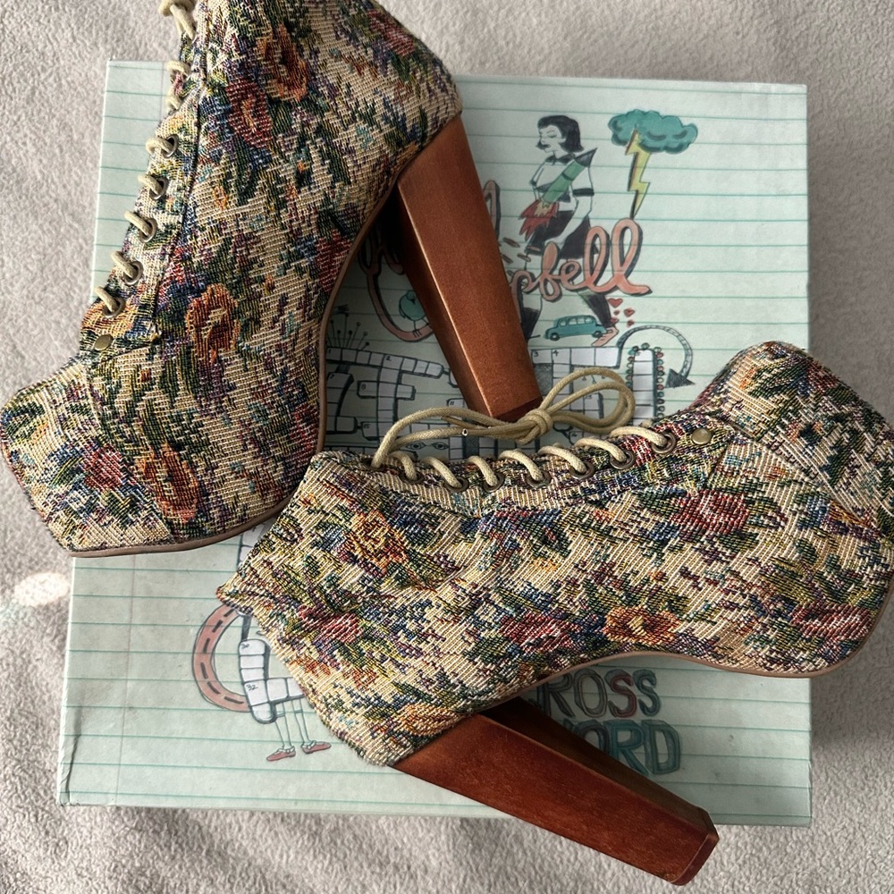 Jeffrey Campbell Litas. Original packaging. Size 6. Great condition.